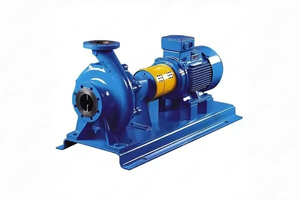 НАСОС КМ 80-65-160 Насос К 80-65-160 - центробежный, консольный, одноступенчатый насос с односторонним подводом жидкости к рабочему колесу, предназначен для перекачивания чистой воды, производственно-технического назначения (кроме морской), температурой от от 0 до + 85 о С с сальниковой набивкой и от 0 до 105 о С с торцевым уплотнением, и других жидкостей, сходных с водой по плотности, вязкости и химической активности, содержащих твердые включения размером до 0,2 мм, объемная концентрация которых не превышает